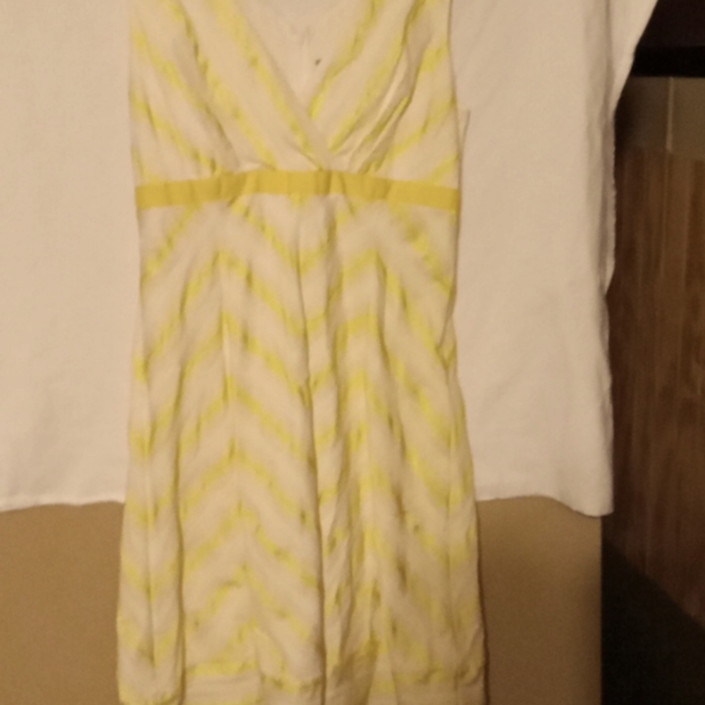 Yellow summer dress with zipper in back length to the knees